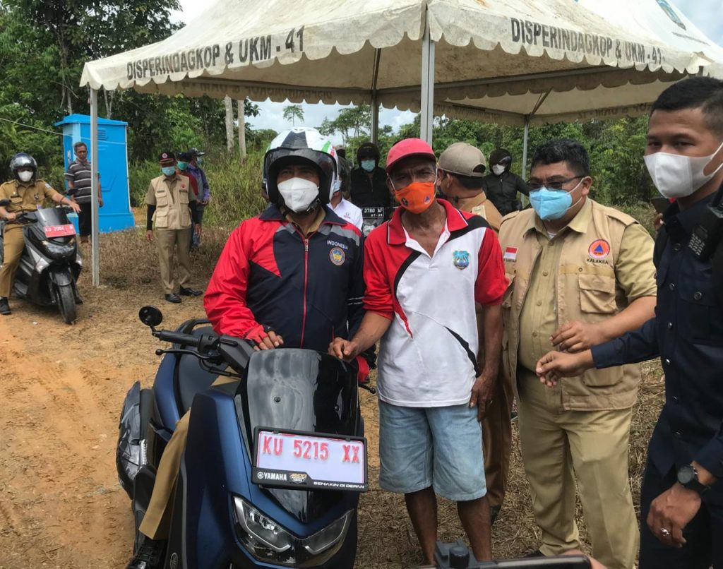 Gubernur Kalimantan Utara Resmikan Posko Covid-19 di KM 57 dengan Kendarai Motor