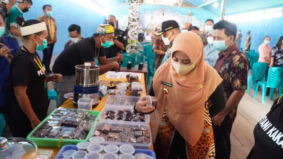 Peringati Hari Lapang Kakao, Bupati Berau Dukung Penuh Pengembangan Produksi Kakao di Kampung Marasa