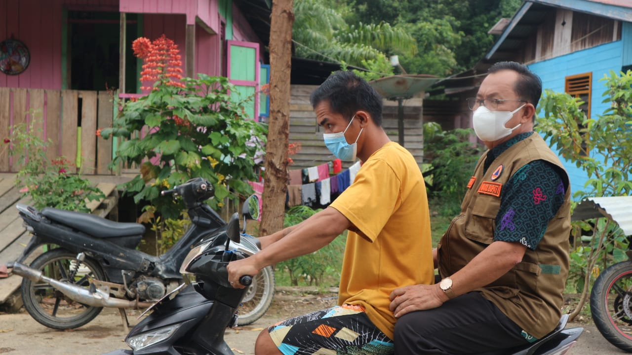 Dari Pintu Ke Pintu, Wabub KTT Jemput Warganya Untuk Di Vaksin