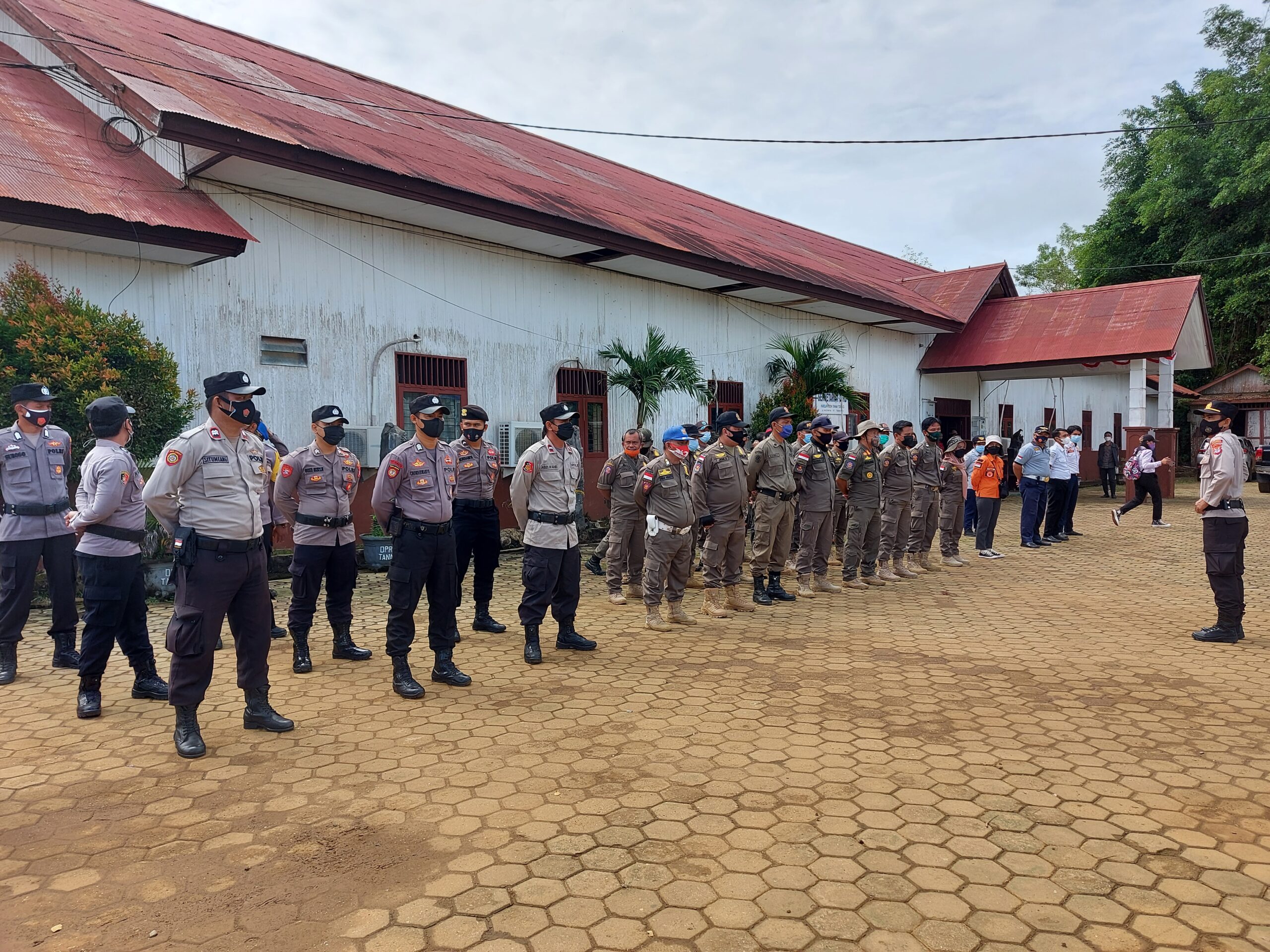 Aparat Gabugan Gelar Apel di Kantor DPRD Tana Tidung