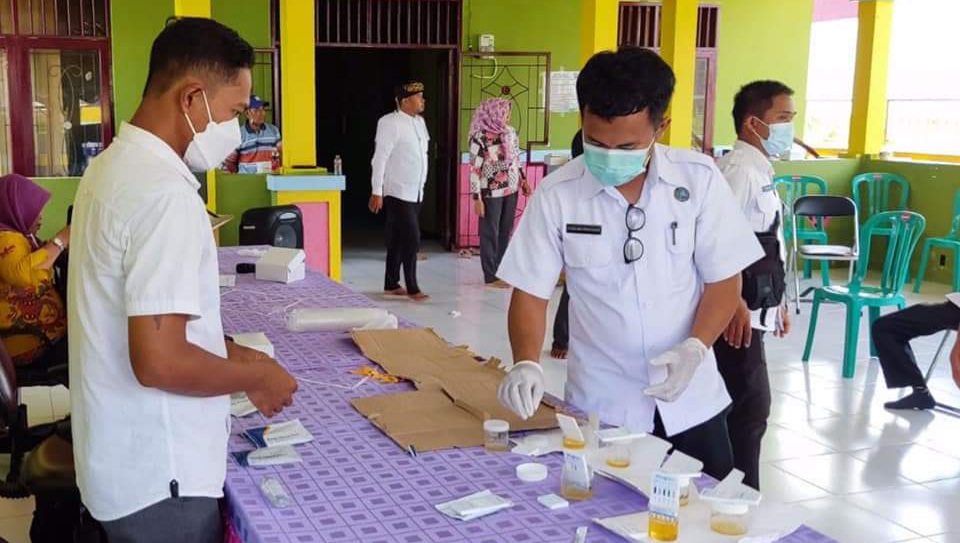 Wujudkan Desa Bersih Narkoba, BNNP -BNNK Lakukan Tes Urine.