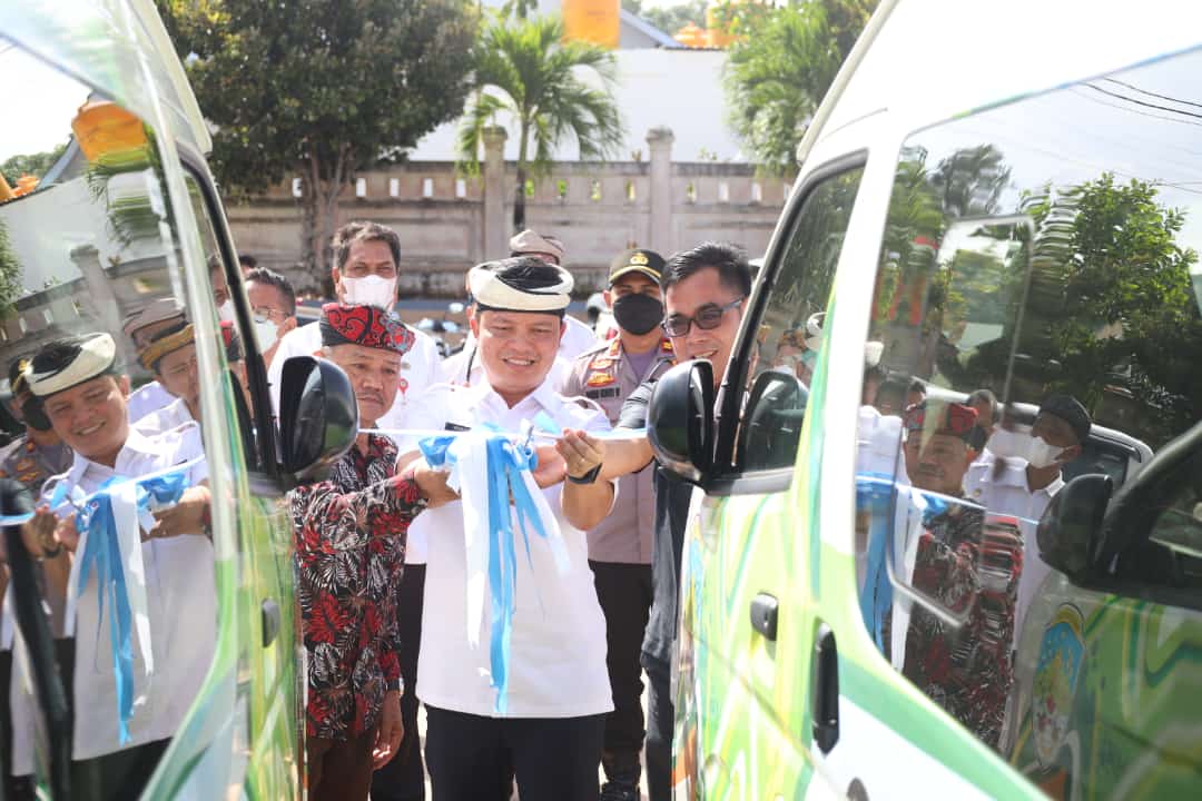 Realisasikan Visi dan Misi, Bupati Serahkan 156 Laptop dan 4 Unit Mini Bus