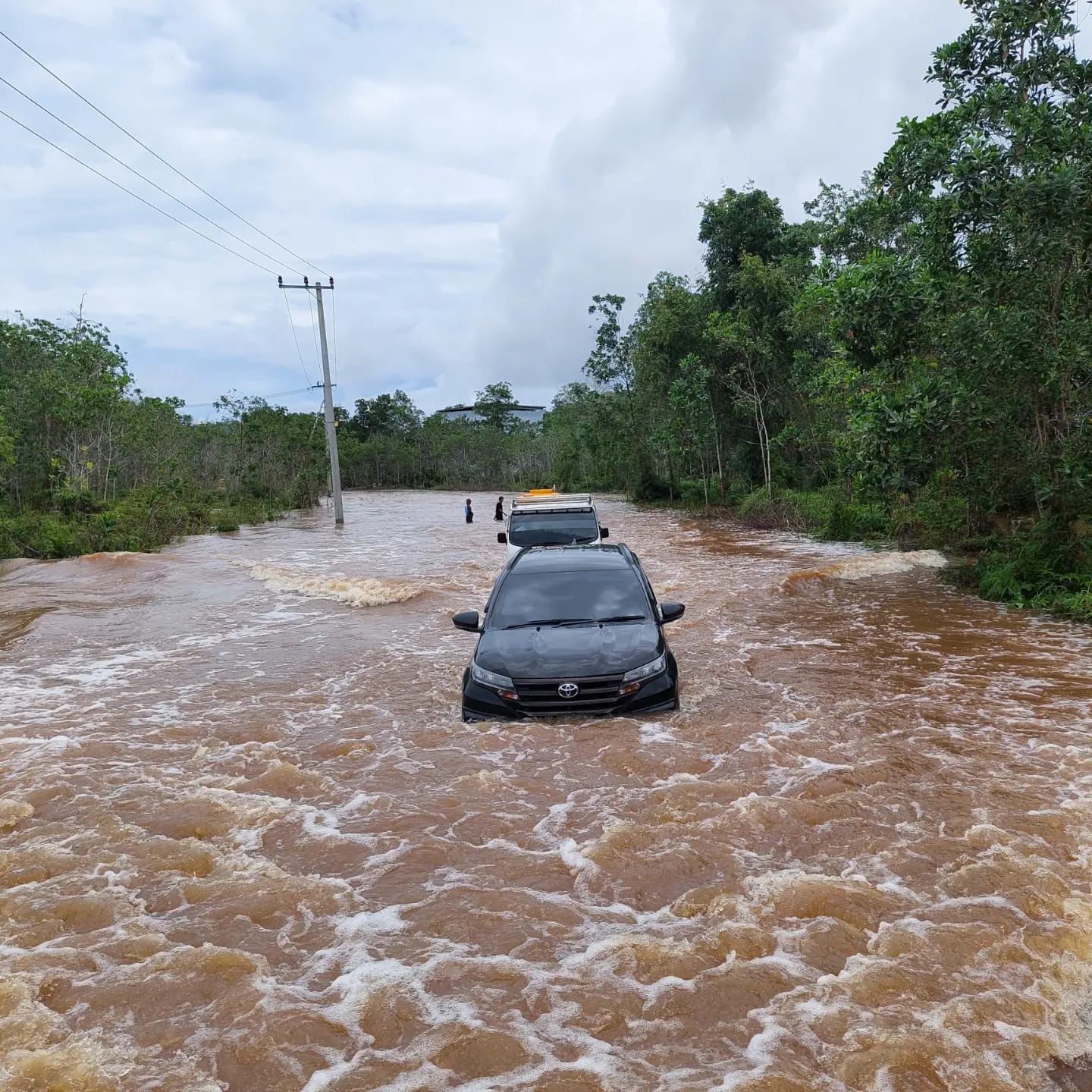 Hujan Deras, Jalan Poros Tanjung Batu Dilanda Banjir Setinggi 75 CM