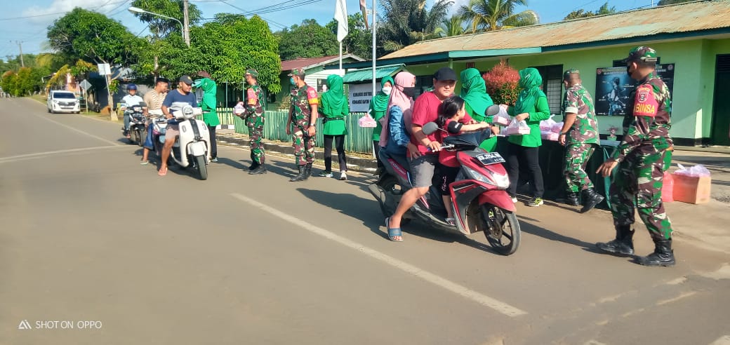 Kodim 0914/TNT Berbagi Takjil Buka Puasa Ramadhan 1443 H