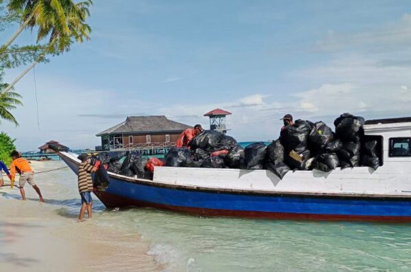Efek Penumpukan Sampah Dari Peningkatan Wisatawan Yang Mencapai 30 Ton Sudah Diangkut Ke Tanjung Batu