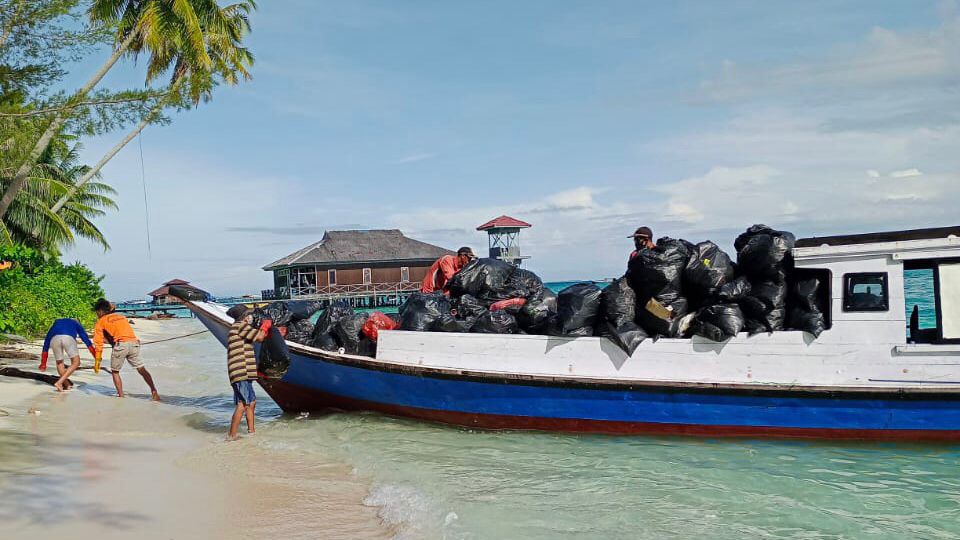 Efek Penumpukan Sampah Dari Peningkatan Wisatawan Yang Mencapai 30 Ton Sudah Diangkut Ke Tanjung Batu