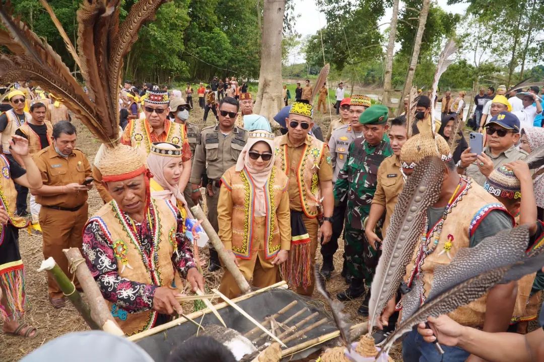 HUT Kampung Tumbit Dayak Ke- 259 Tahun Suguhkan Upacara Adat “Bekudung Betiung”