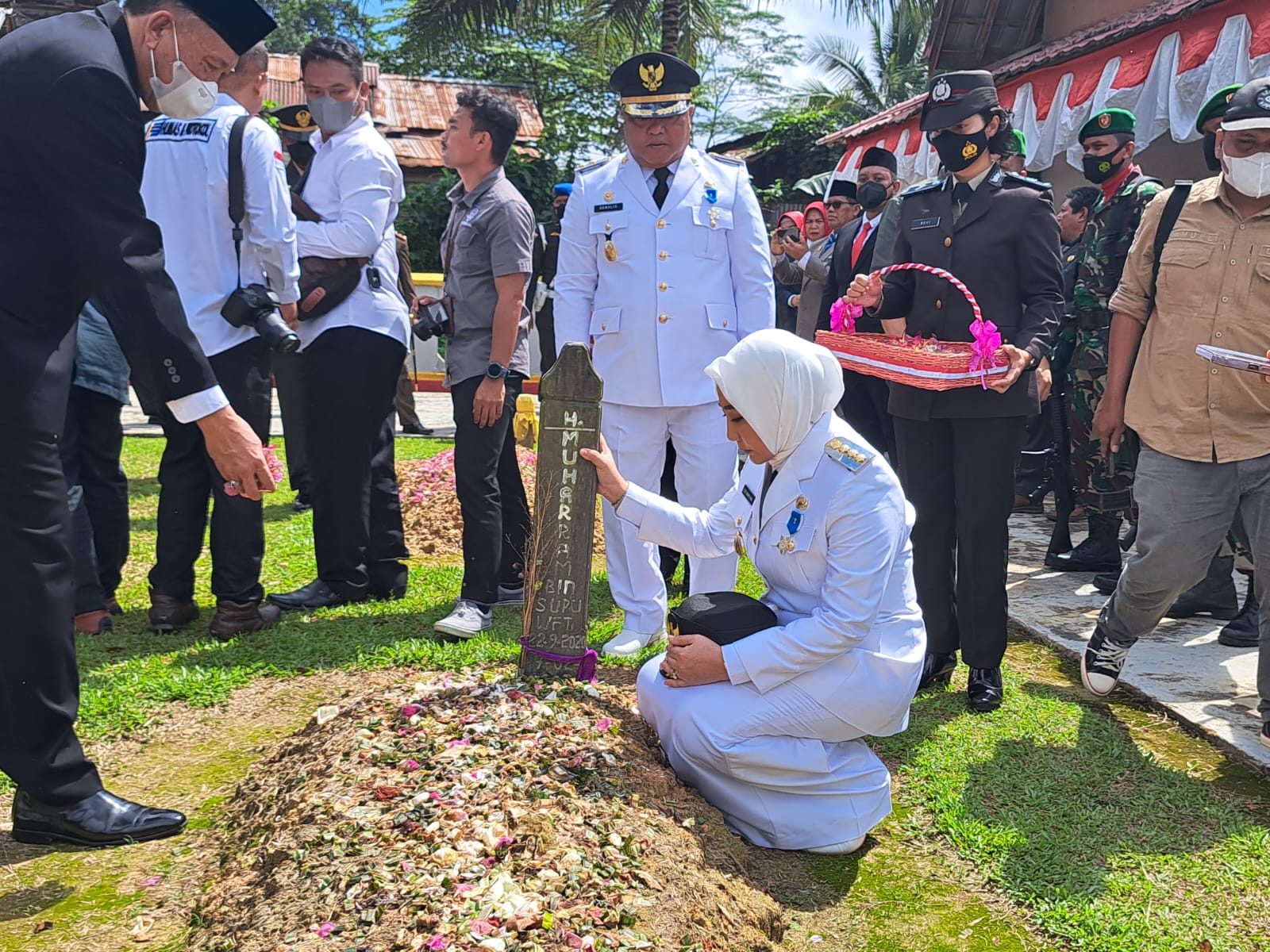 Ziarah Nasional, Bupati Sri Juniarsih Menangis di Pusara Mantan Bupati Muharram