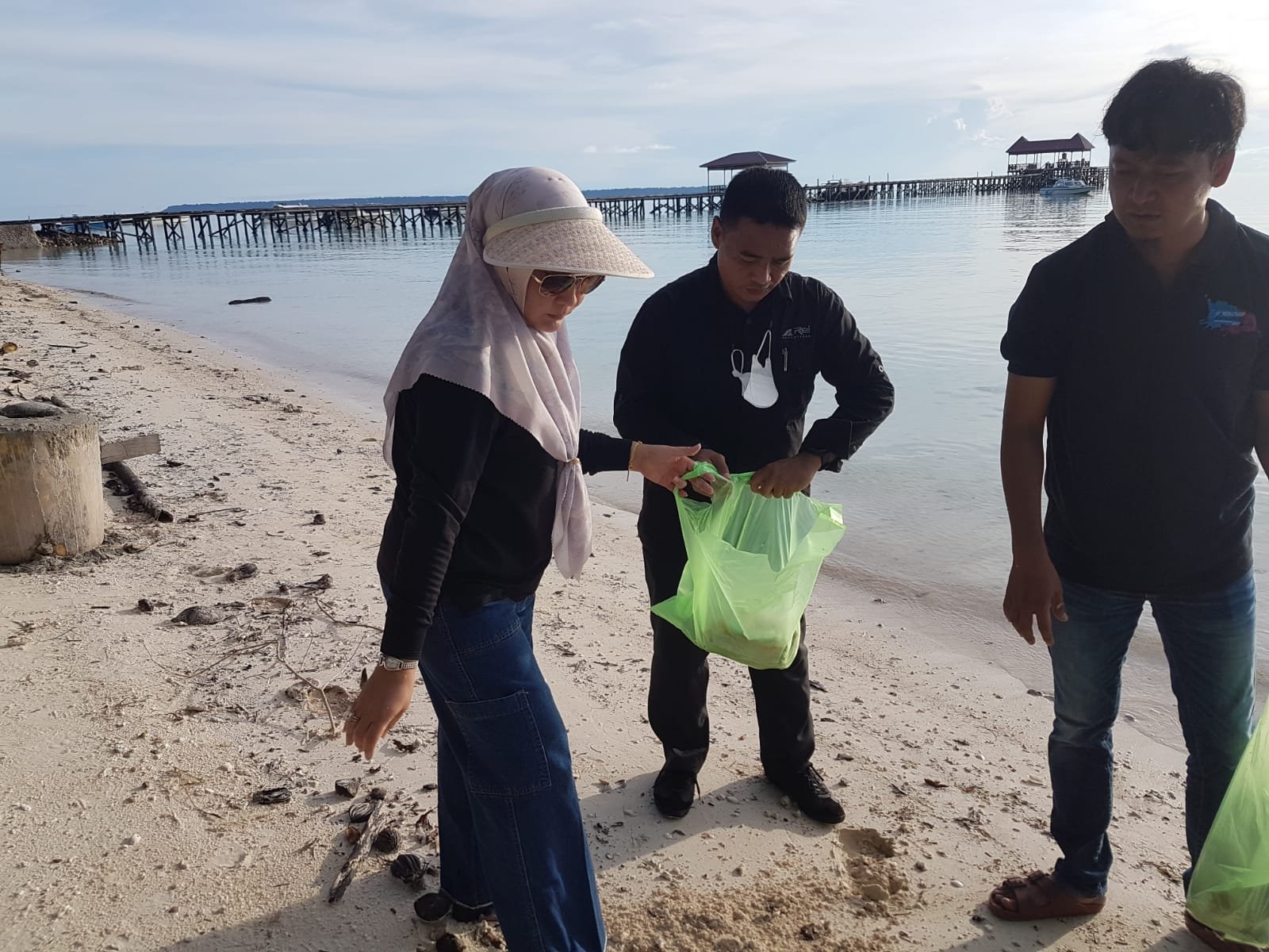 Operasi Bersih Di Pantai Maratua, Bupati Berau : Kami Butuh Peran Nyata Para Jurnalis