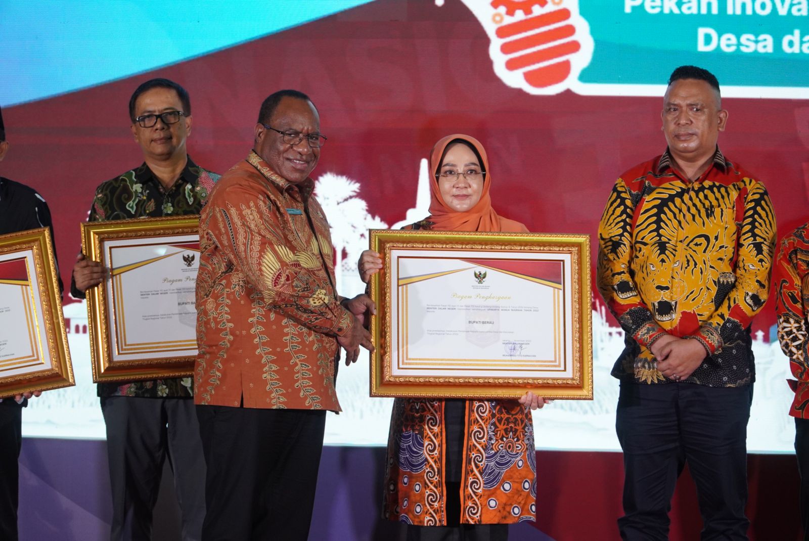 Sukses Membina Kampung, Bupati Raih Penghargaan Upakarya Wanua Nugraha 2022