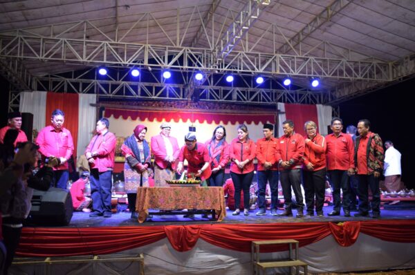 Syukuran Ultah Megawati di Kaltara, Menteri Risma dan Deddy Sitorus Nonton Wayang Kulit Bersama Masyarakat