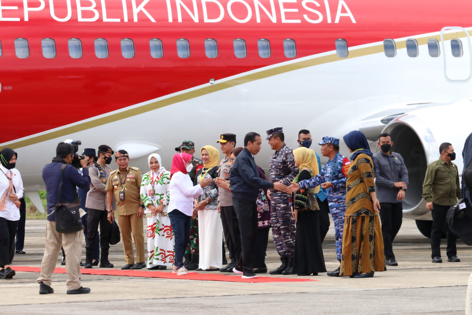 Kapolda Kaltara Bersama Pangdam VI/Mulawarman Dampingi Gubernur Sambut Kedatangan Presiden