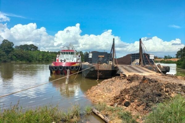 Aktifitas Bongkar Muat Kapal Bermuatan Cangkang Sawit Milik PT. BAA dan PT Tricitra Diduga Ilegal