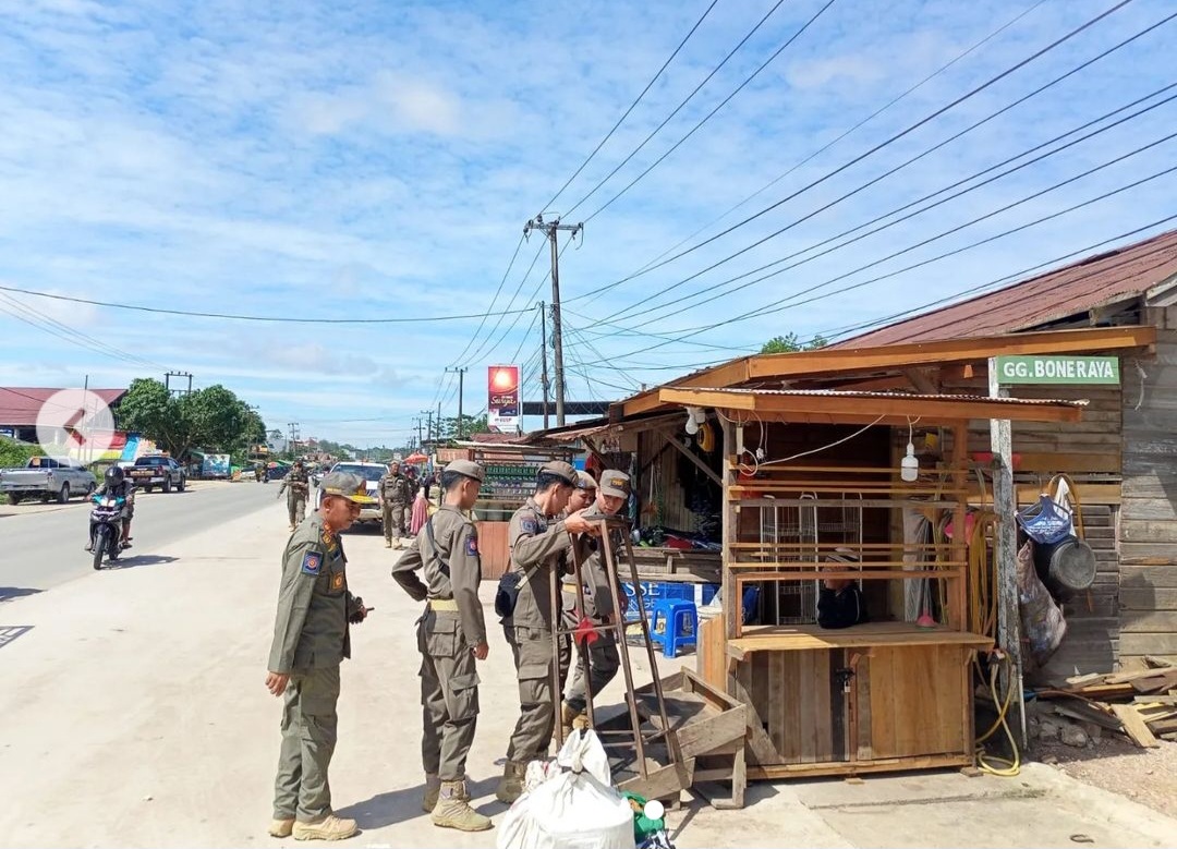 Satpol PP Berau Tertibkan Kios Pedagang Di Sepanjang HRM Ayoeb.