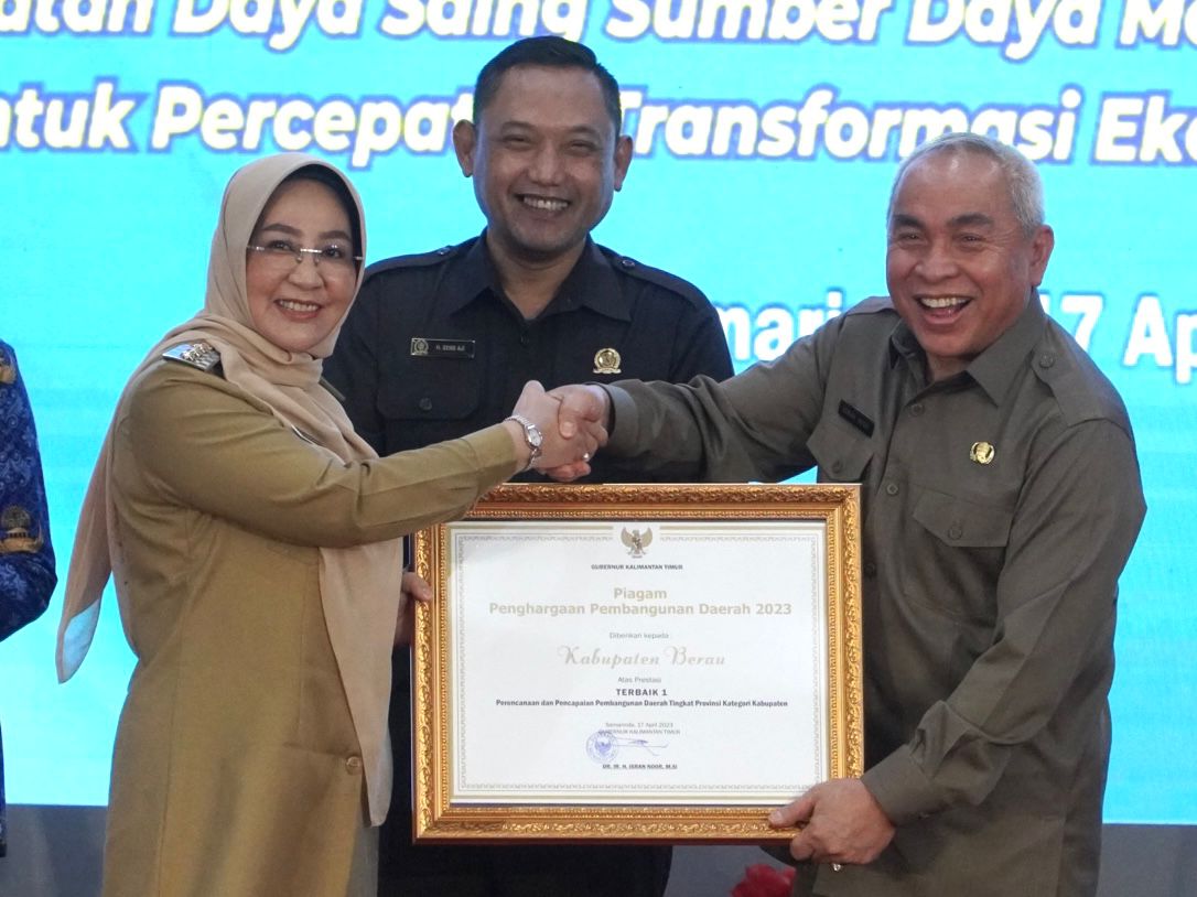 Terbaik Pertama, Bupati Berau Raih Penghargaan Pembangunan Daerah Kaltim 2023