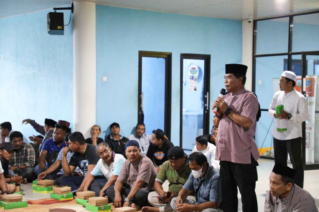 Momen Ramadhan, Gubernur Berbagi Bersama Buruh Pelabuhan dan Tukang Ojek