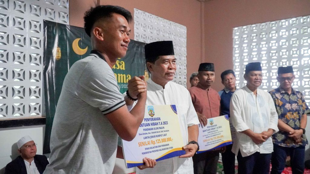 Safari Ramadan Ke Desa Mamolo, Gubernur Serahkan Bantuan Hibah Pemprov