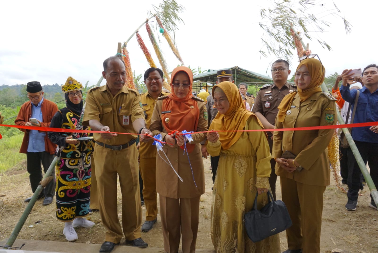 Bupati Berau Resmikan Community Centre dan MCK Komunitas Adat Terpencil Maluang