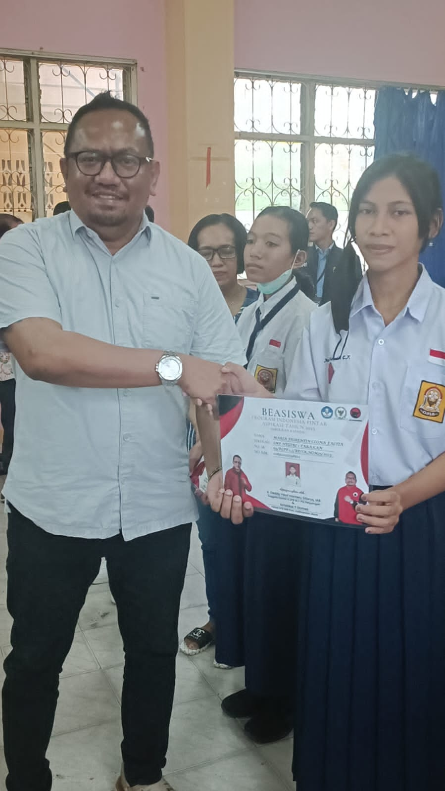 Wakili Deddy Sitorus, Arnoldus Gomez Serahkan PIP ke 173 Siswa