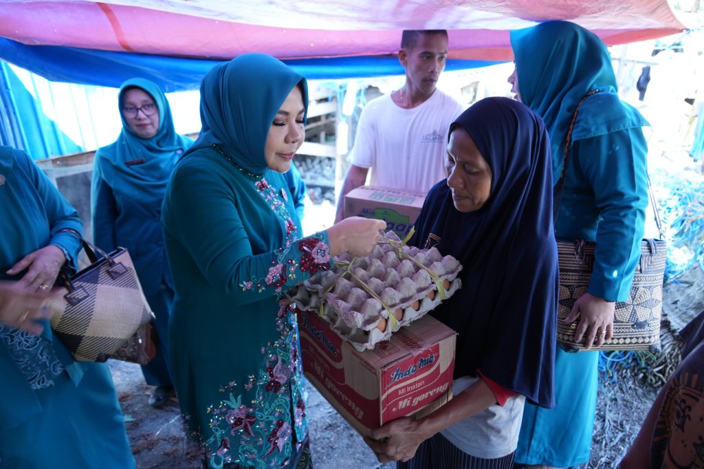 Di Tarakan, Rahmawati Kunjungi Korban Selamat Smart Air dan Beri Bantuan Korban Kebakaran Pantai Amal