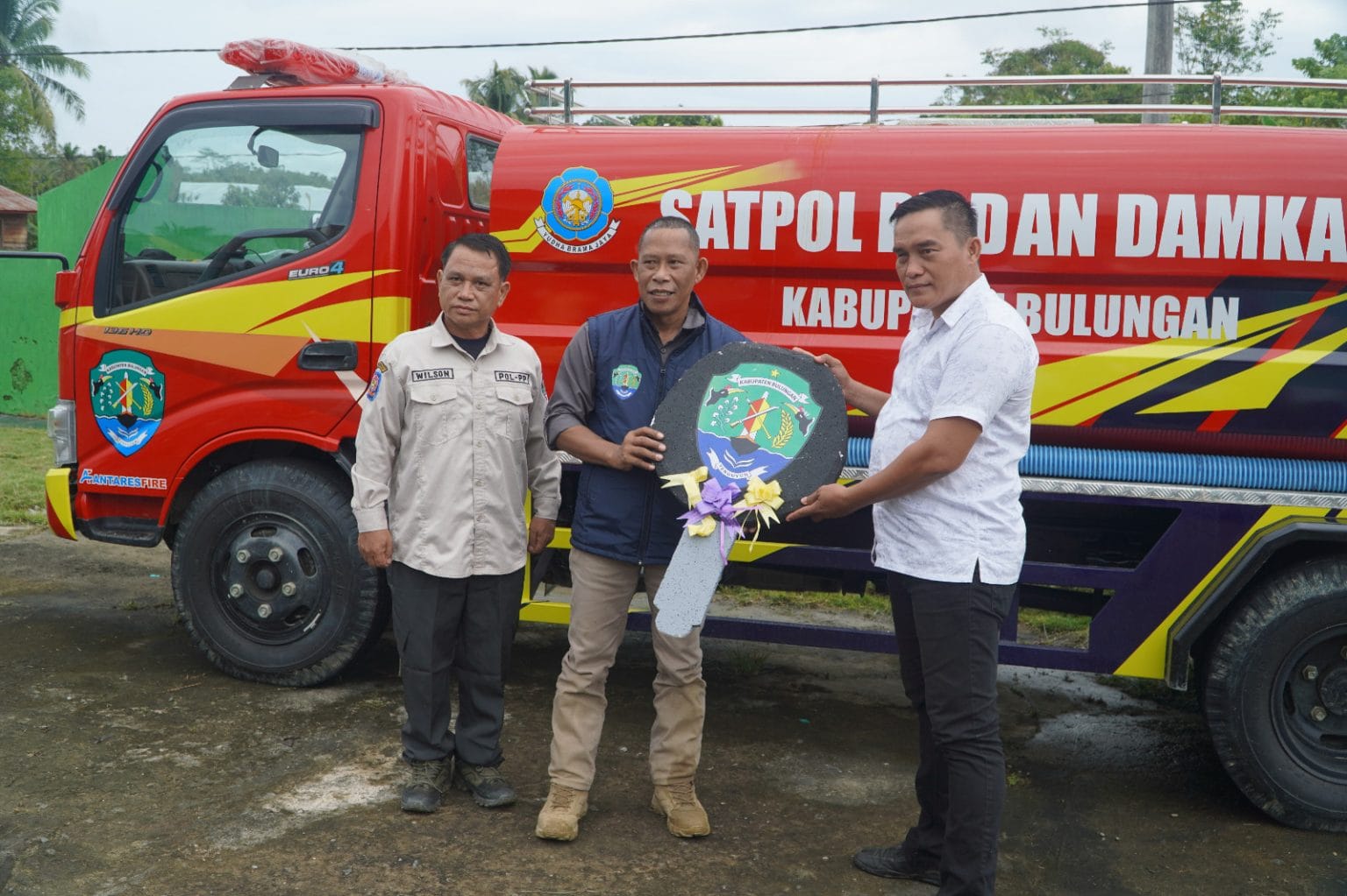 Pemkab Bulungan Serahkan Satu Unit Damkar untuk Tanjung Palas Barat