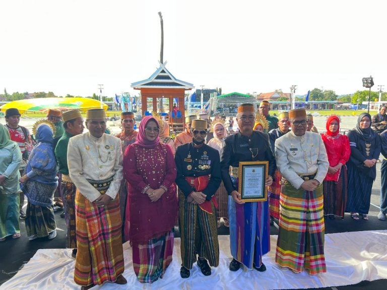 Bupati Malinau Wempi W Mawa Dianugerahi Gelar Adat Tana Bone, To Risenge Daeng Mapuji: Sosok Pemimpin yang Dicintai